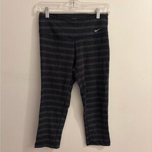 Nike Dri-FIT Legend Cotton "Zig Dot" printed capri leggings in black and gray